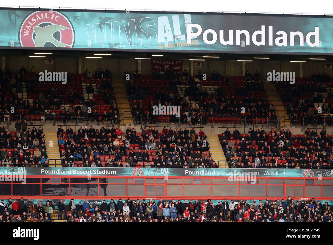 Gesamtansicht des Poundland Bescot Stadions während des EFL League Two Spiels zwischen Walsall und Crawley Town im Banks's Stadium. 19.. November 2022 Stockfoto