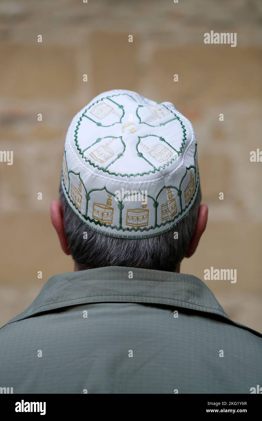 Rückansicht eines muslimischen Mannes, der mit einer kufi-Mütze auf dem Kopf betet. Spanien. Stockfoto