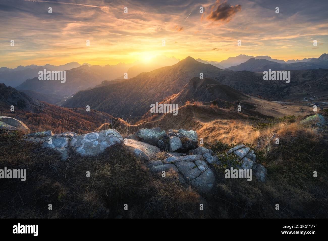 Steine und Berge bei farbenfrohem Sonnenuntergang im Herbst Stockfoto