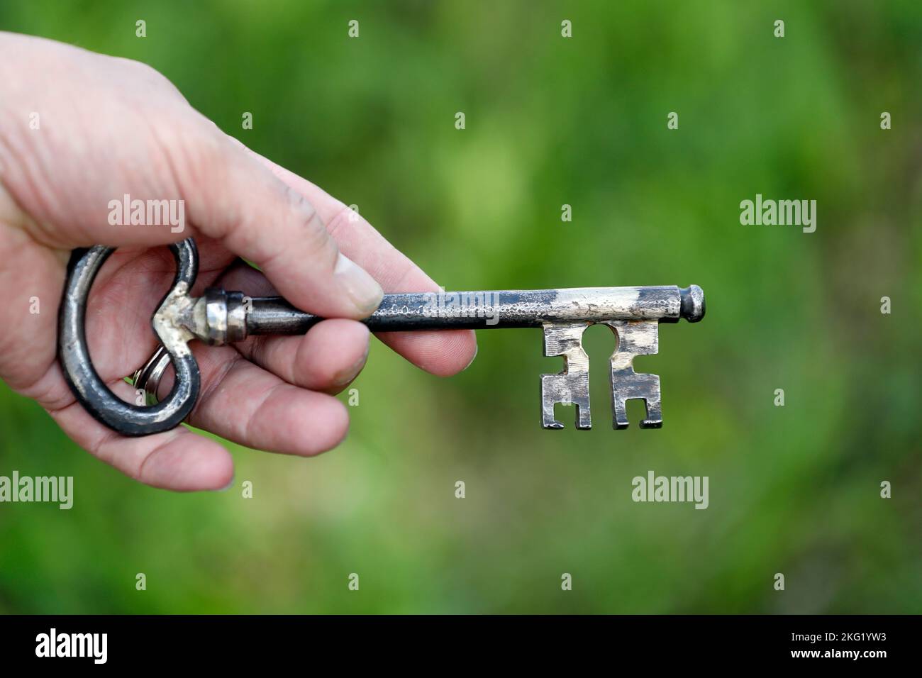 Hand mit altem Schlüssel. Stockfoto