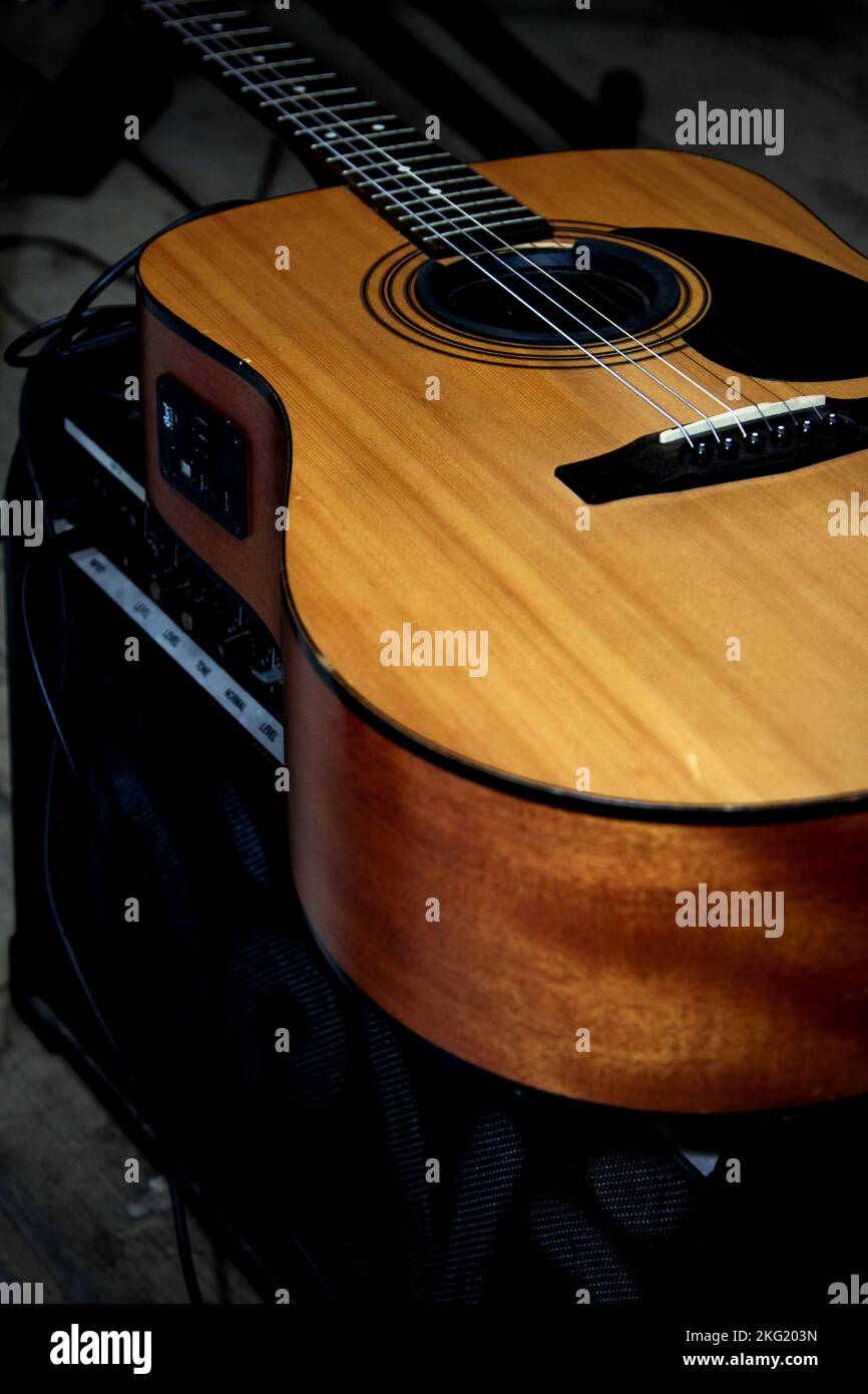 Gitarre und Lautsprecher in schwach beleuchteter Umgebung Stockfoto