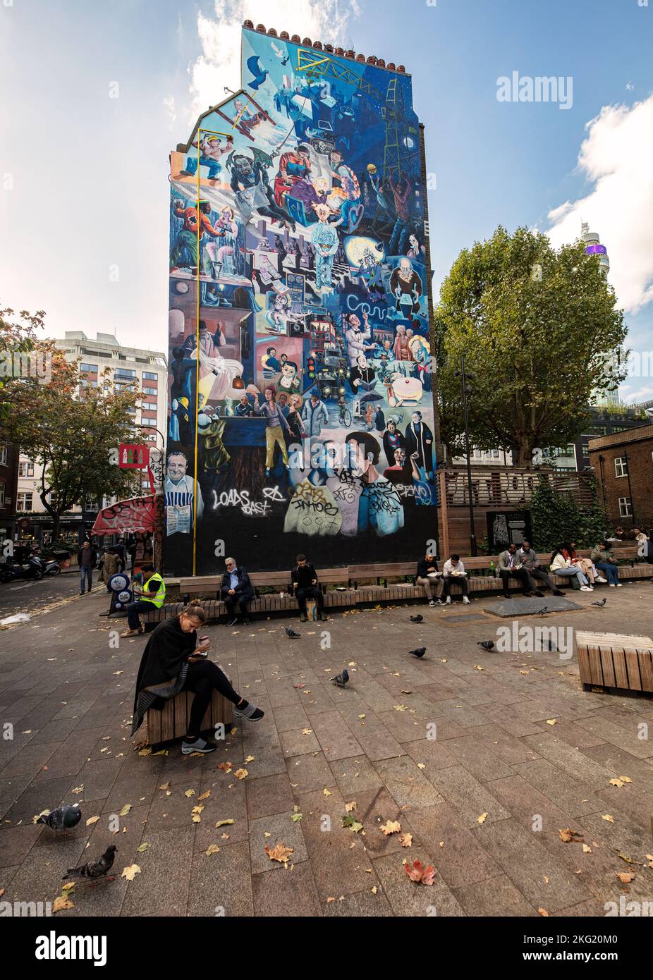 Tottenham Court Road, eine beliebte zentrale Einkaufsstraße in London; Mural in Whitfield Gardens Stockfoto