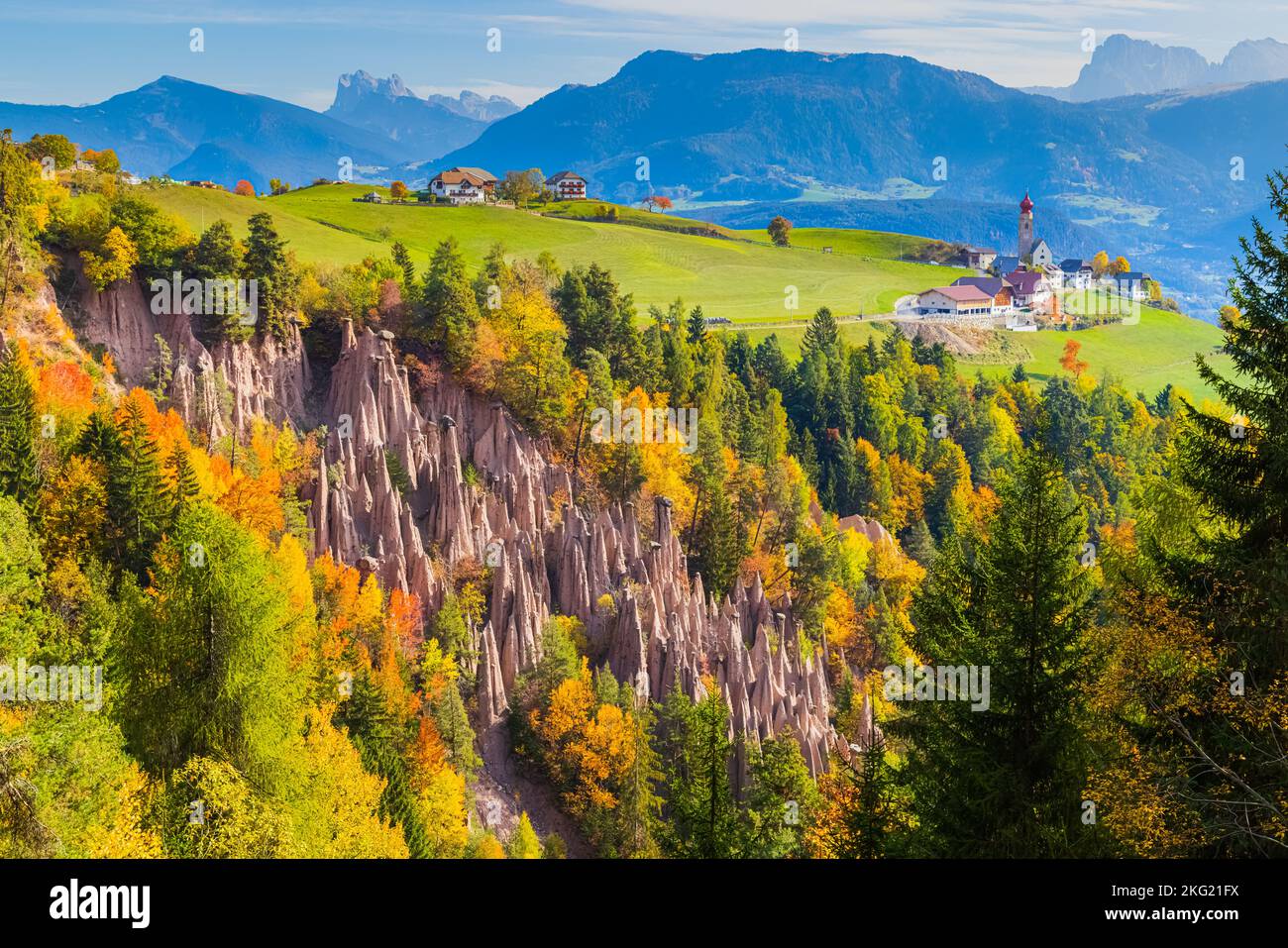 Herbst mit Herbstfarben in den Dolomiten, in Südtirol, mit Blick auf die bizarre Landschaft bildet sich auf dem Rittner Sonnenplateau. Die höchste und die meisten b Stockfoto