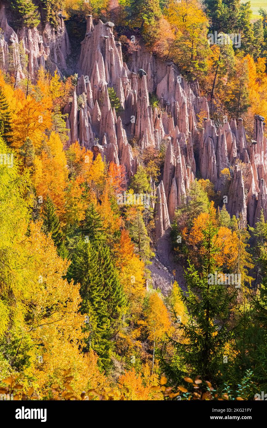 Herbst mit Herbstfarben in den Dolomiten, in Südtirol, mit Blick auf die bizarre Landschaft bildet sich auf dem Rittner Sonnenplateau. Die höchste und die meisten b Stockfoto