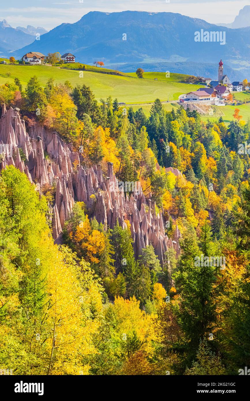 Herbst mit Herbstfarben in den Dolomiten, in Südtirol, mit Blick auf die bizarre Landschaft bildet sich auf dem Rittner Sonnenplateau und dem St. Nikolaus Chu Stockfoto