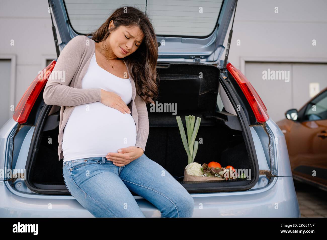Zukünftiger Mutterschmerz im Bauch während des Entbindungseinkaufs. Stockfoto