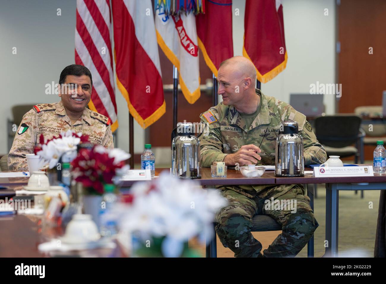 Kuwaitischer Direktor für militärische Zusammenarbeit, BG Fahad Al-Otaibi (links) und stellvertretender Kommandant der US Army Central, MG Wendul Hagler II (rechts), begrüßen die Teilnehmer der bilateralen Projektfinanzmanagementprüfung in der Patton Hall auf der Shaw AFB, S.C., Oktober 24. Stockfoto