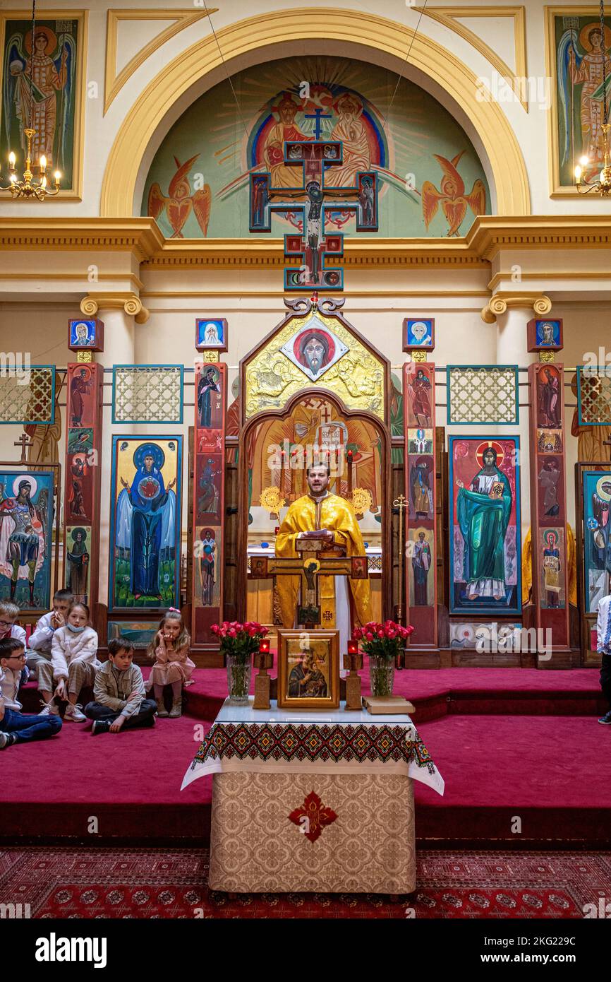 Messe in der griechisch-katholischen ukrainischen Kathedrale Saint Volodymyr, Paris, Frankreich Stockfoto