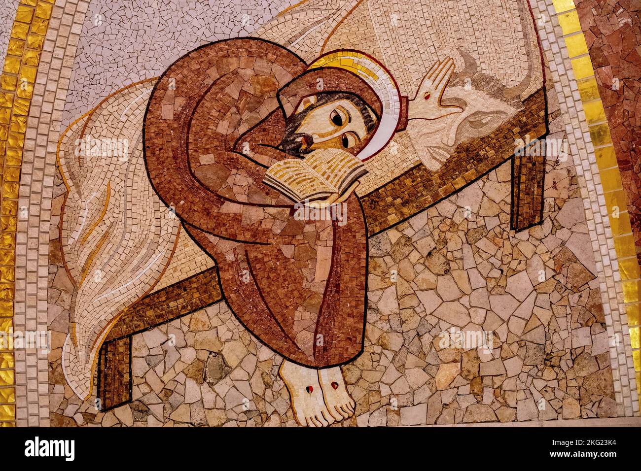 Unteres Kirchenmosaik in der Basilika Padre Pio, San Giovanni Rotondo, Italien. Der heilige Franziskus wird vom Teufel versucht Stockfoto