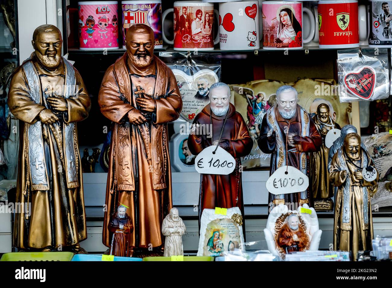 Souvenirs, die in der Nähe des Heiligtums von Padre Pio in San Giovanni Rotondo, Italien, verkauft werden Stockfoto