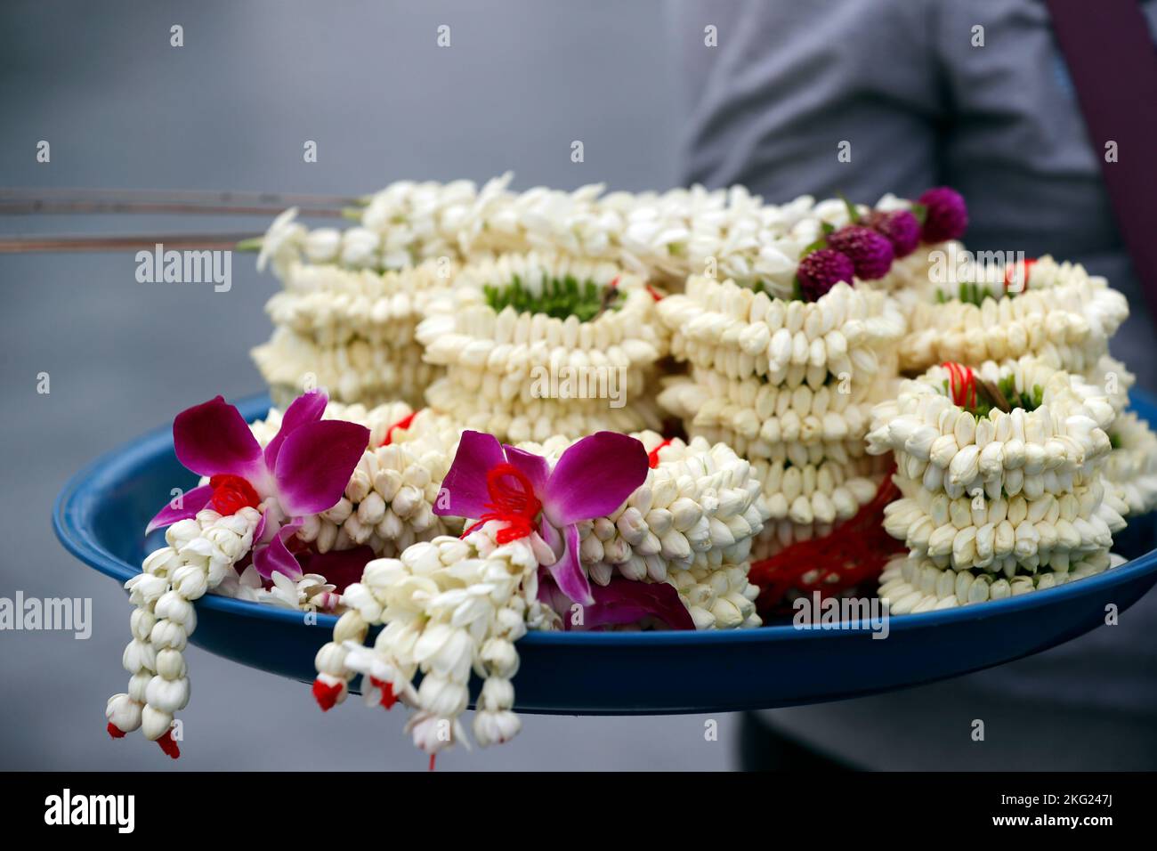 Jasmine Devotional Blumenangebot zum Verkauf. Jasmingirlande. Phnom Penh. Kambodscha. Stockfoto
