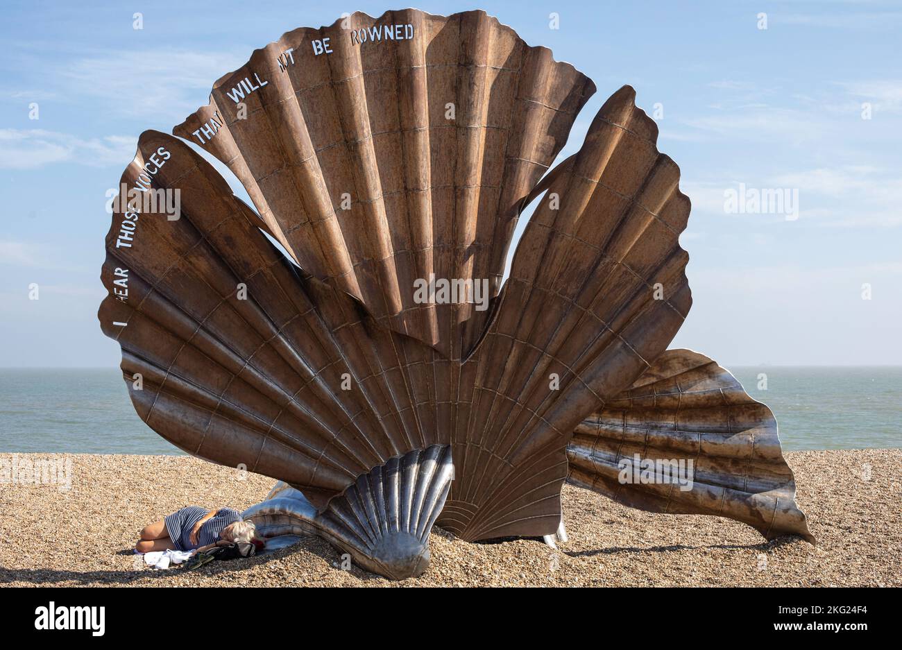 Muschelmuschel-Skulptur von Maggi Hambling am Kieselstrand, Aldeburgh, Suffolk, England Stockfoto