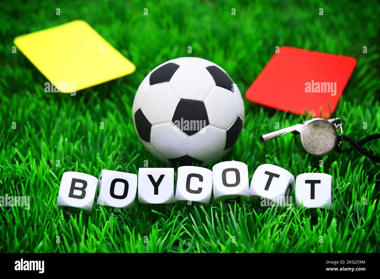 Fußball und rote und gelbe Karte, Boykott der Fußballweltmeisterschaft, symbolisches Bild Stockfoto