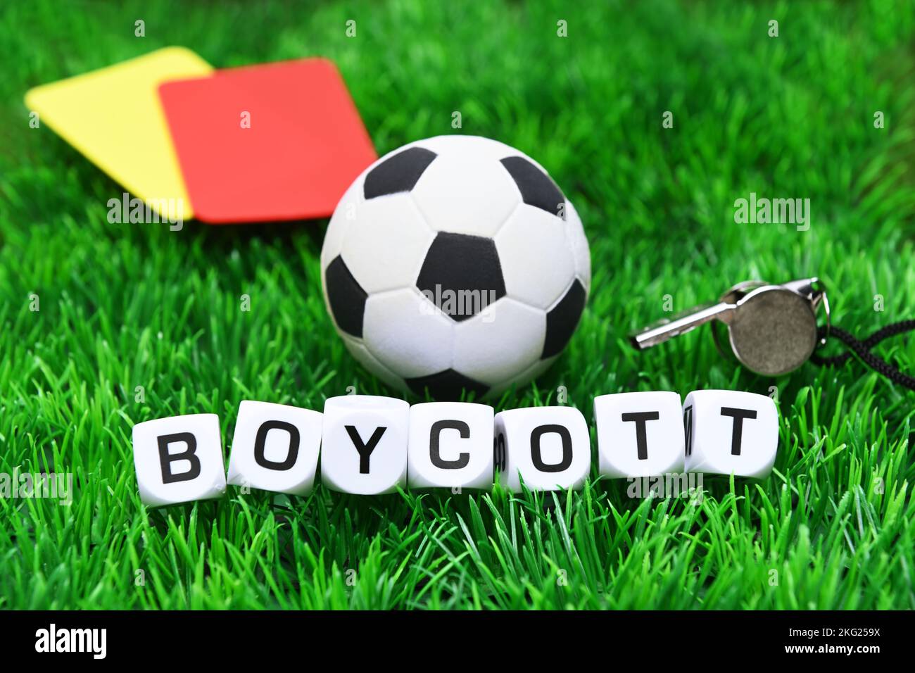 Fußball und rote und gelbe Karte, Boykott der Fußballweltmeisterschaft, symbolisches Bild Stockfoto