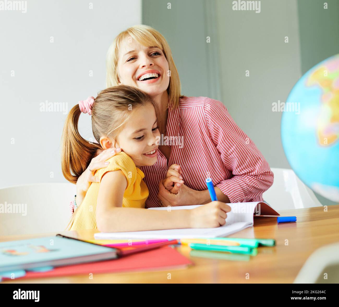 Hausaufgaben Unterricht Bildung Mutter Kinder Tochter Familie Kindheit Kind Lehrer Klassenzimmer Schule Stockfoto