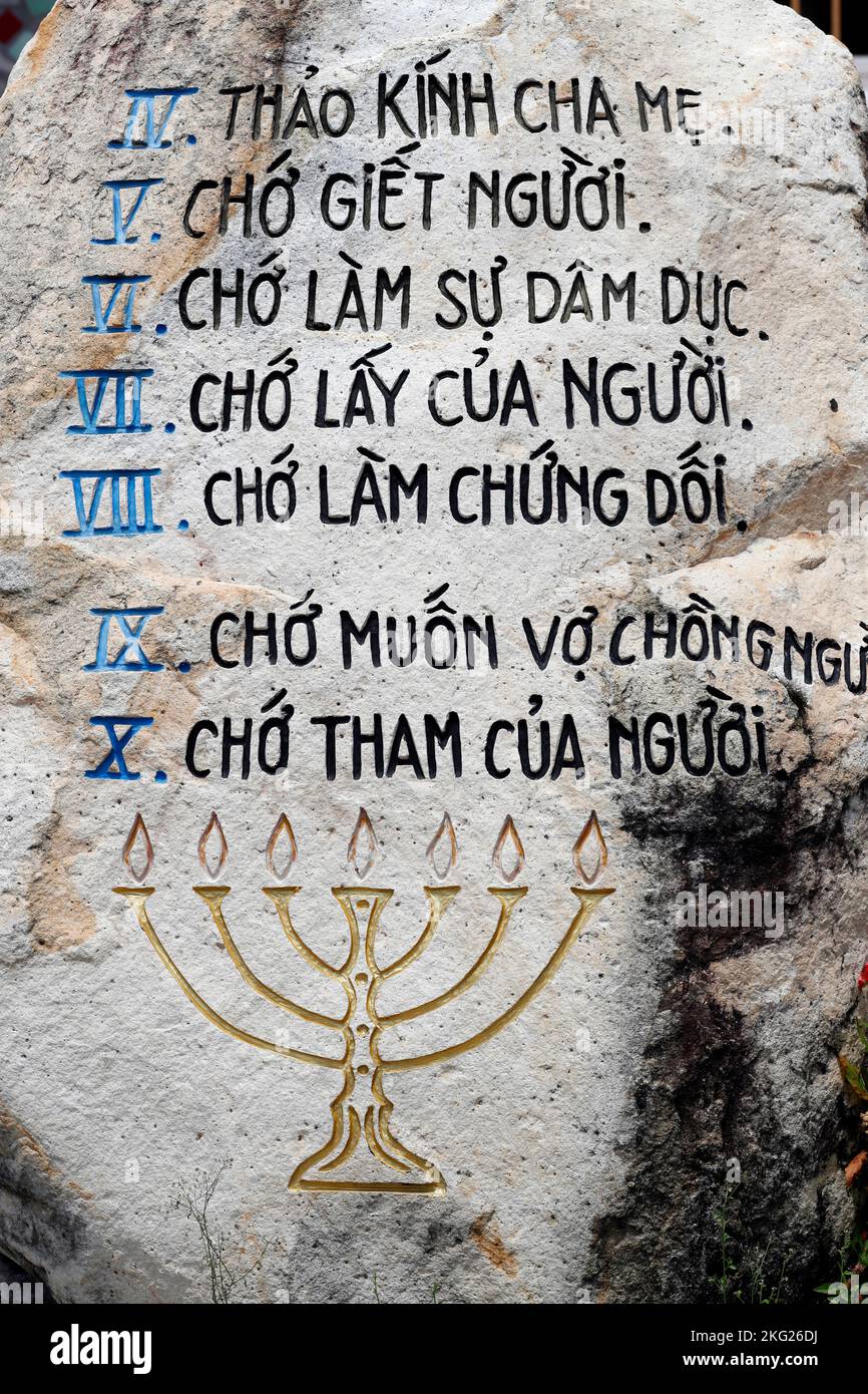 10 Gebote und Menora. Religiöses Symbol. Katholische Kirche. Tan Chau. Vietnam. Stockfoto