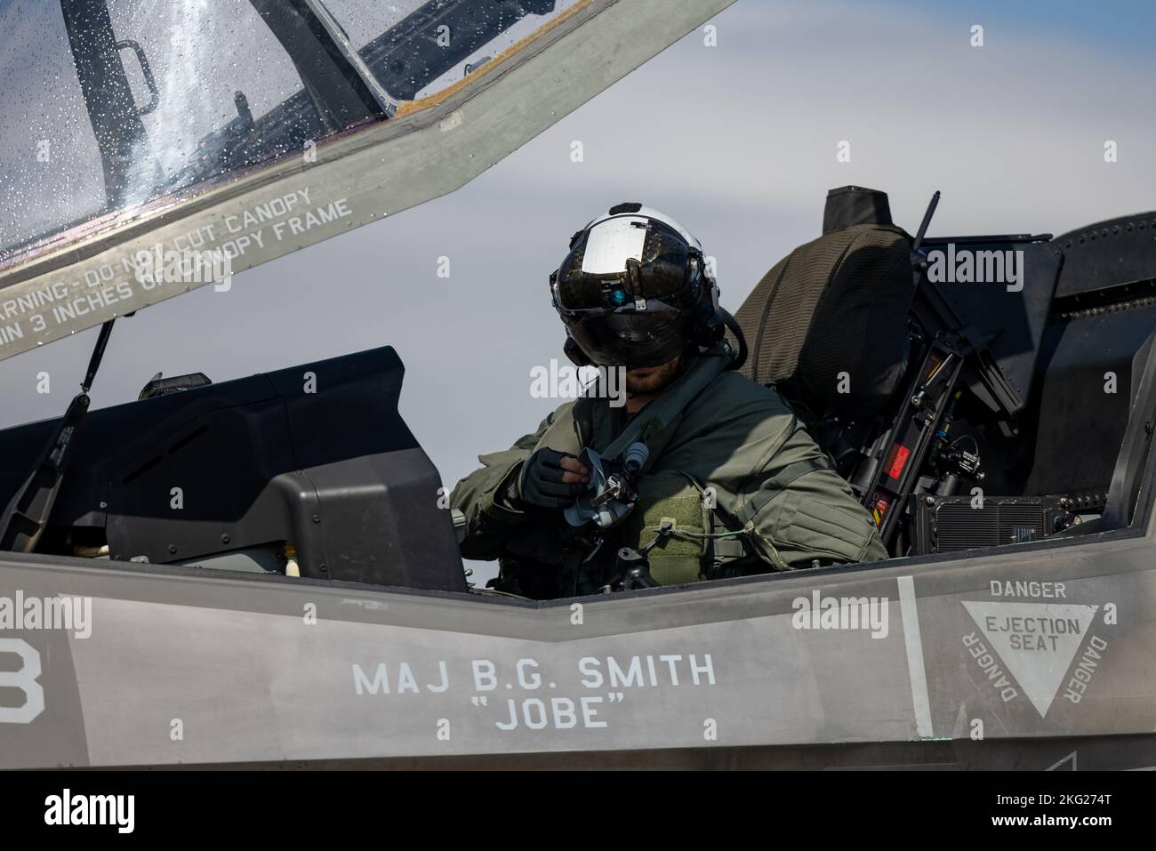 Der britische Royal Navy LT. Chris Avison, ein F-35B Lightning II Kampfjet-Pilot mit Marine Fighter Attack Training Squadron (VMFAT) 501, tritt in das Cockpit eines F-35B Lightning II Kampfjet auf der Naval Air Station Joint Reserve Base New Orleans, Louisiana, 25. Oktober 2022. VMFAT-501 wurde bei NAS JRB New Orleans eingesetzt, um die Kenntnisse der Einsteigerpiloten in den Bereichen Offensivflugunterstützung, elektronische Kriegsführung und routinemäßige Flugoperationen für ihre zukünftigen Flottenzuweisungen zu verbessern. VMFAT-501 ist eine untergeordnete Einheit des 2. Marine Aircraft Wing, dem Luftkampfelement der II Marine Expeditionary Force. Stockfoto