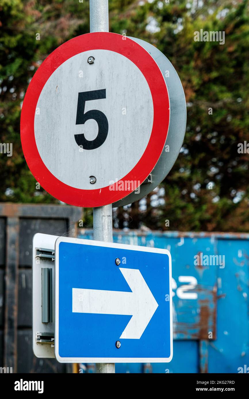 Epsom, Surrey, London, Großbritannien, November 19 2022, Straßenverkehrsgeschwindigkeitslimit und Einbahnwegschild Post Close Up With No People Stockfoto