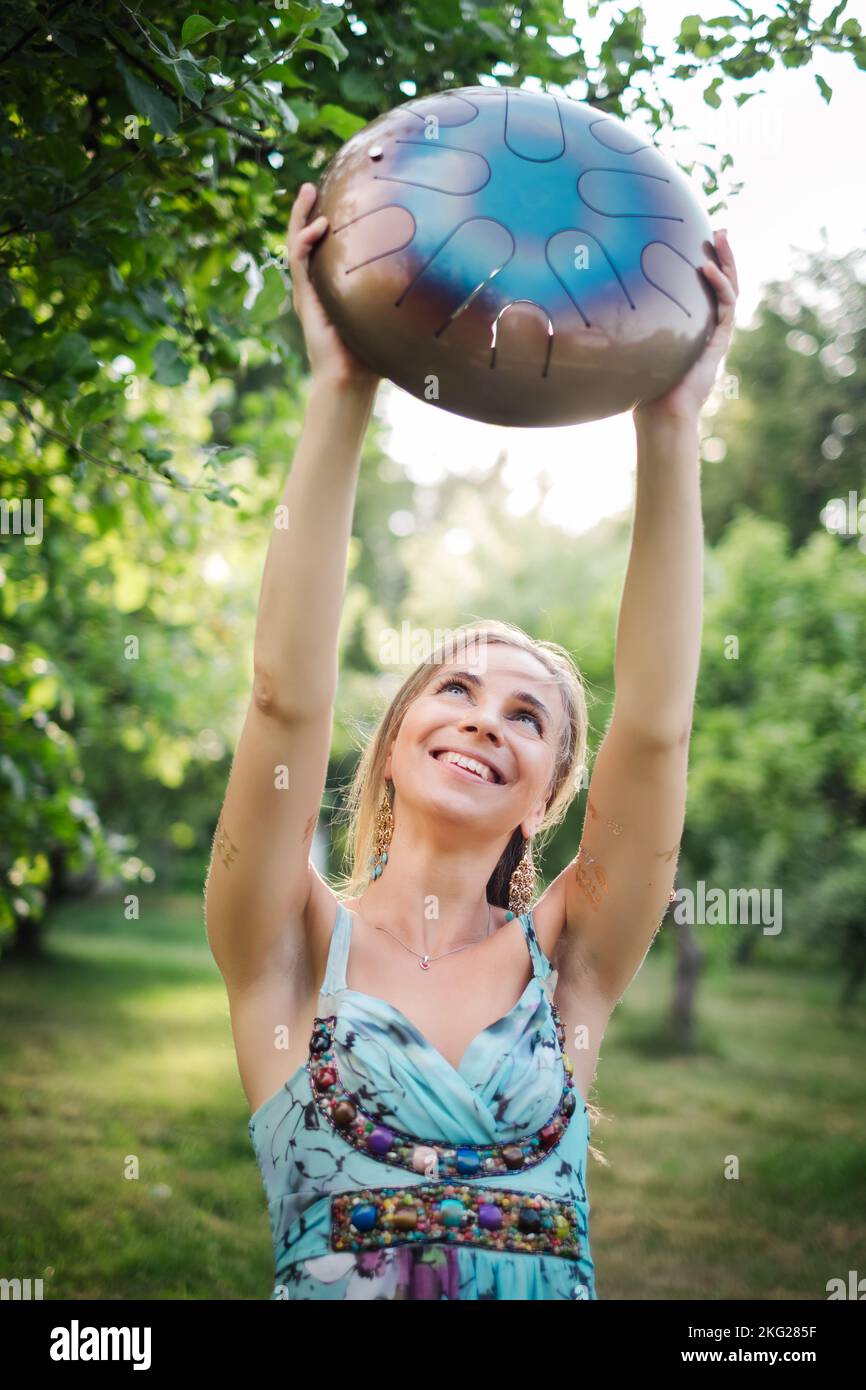 Schöne Hipster Frau mit authentischen alternativen Schlagzeug-Musikinstrument Stockfoto