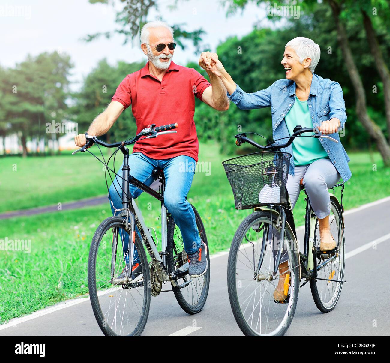 Ältere Paar glücklich ältere lieben zusammen Ruhestand Fahrrad Mann Frau reifen Spaß Stockfoto