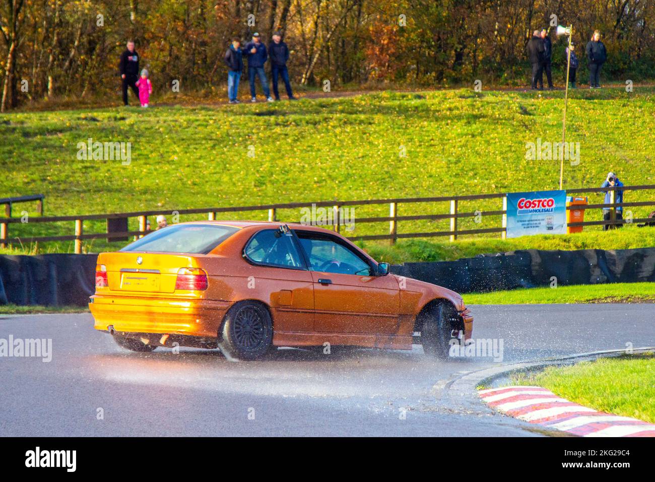 BMW 3 Series; Fahrzeug mit Hinterradantrieb, auf Drift-Strecken und Hochgeschwindigkeitskurvenfahrten auf nassen Straßen auf einem Three Sisters Drift Day in Wigan, Großbritannien Stockfoto