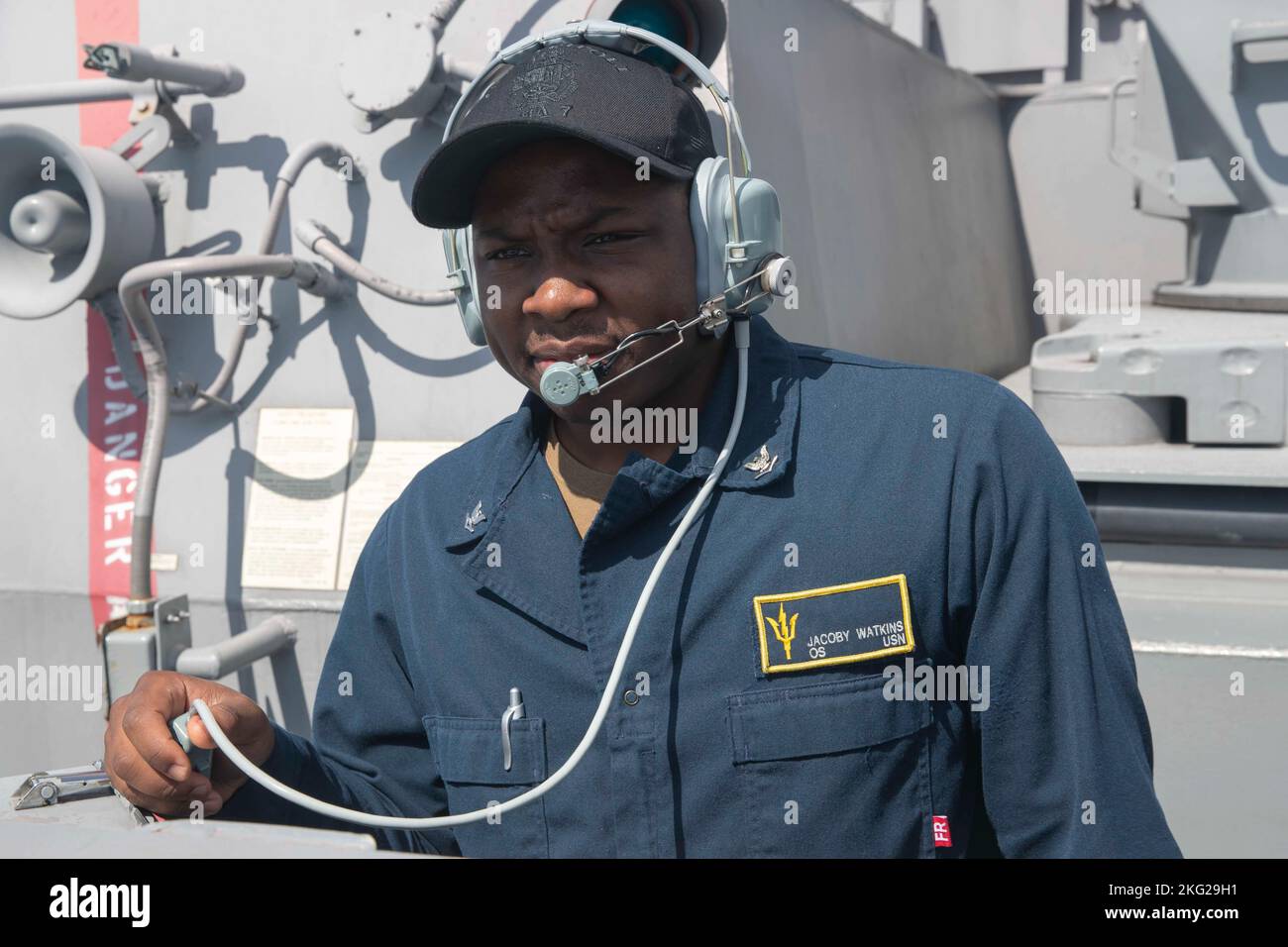 221026-N-EU502-1053 OKINAWA, Japan (Okt 26, 2022) – Operations Specialist 3. Class Jacoby Watkins aus Florence, Alabama, steht an Bord der amphibischen Sturmfluggesellschaft USS Tripoli (LHA 7) am 26. Oktober 2022. Tripolis ist im Einsatzgebiet der US-Flotte von 7. tätig, um die Interoperabilität mit Verbündeten und Partnern zu verbessern und als einsatzbereite Einsatztruppe für den Frieden und die Stabilität in der Region Indo-Pazifik zu dienen. Stockfoto