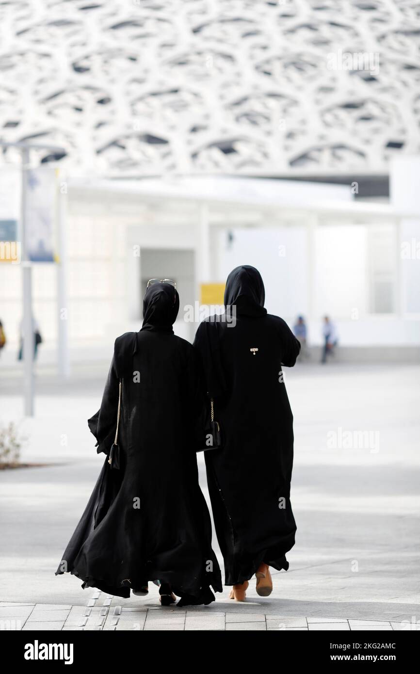 Silhouette muslimischer Frauen in schwarzem Abaya. Rückansicht. Abu Dhabi. Stockfoto