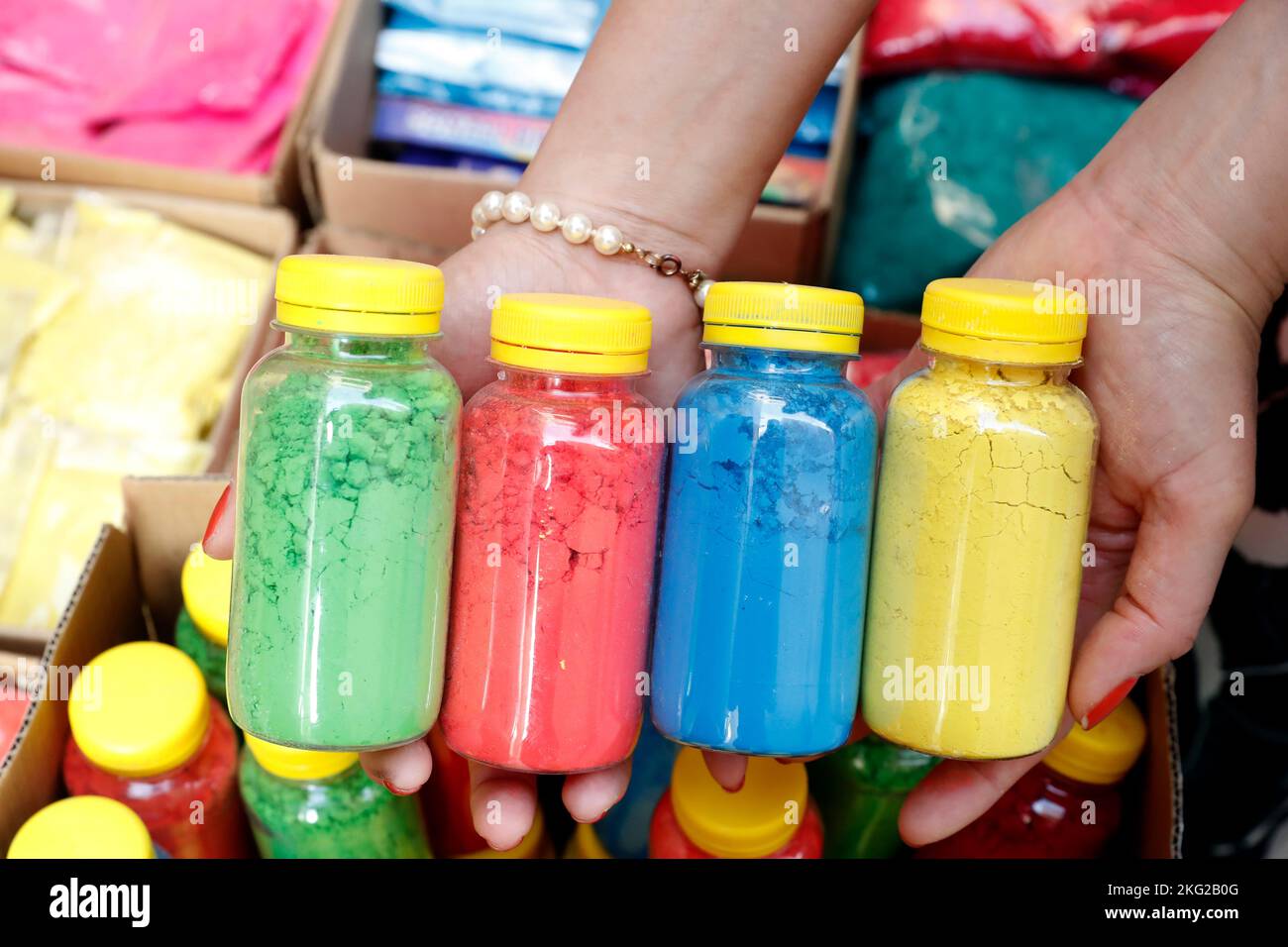Farbpulver zum Verkauf vor dem holi-Festival. Dubai. Vereinigte Arabische Emirate. Stockfoto