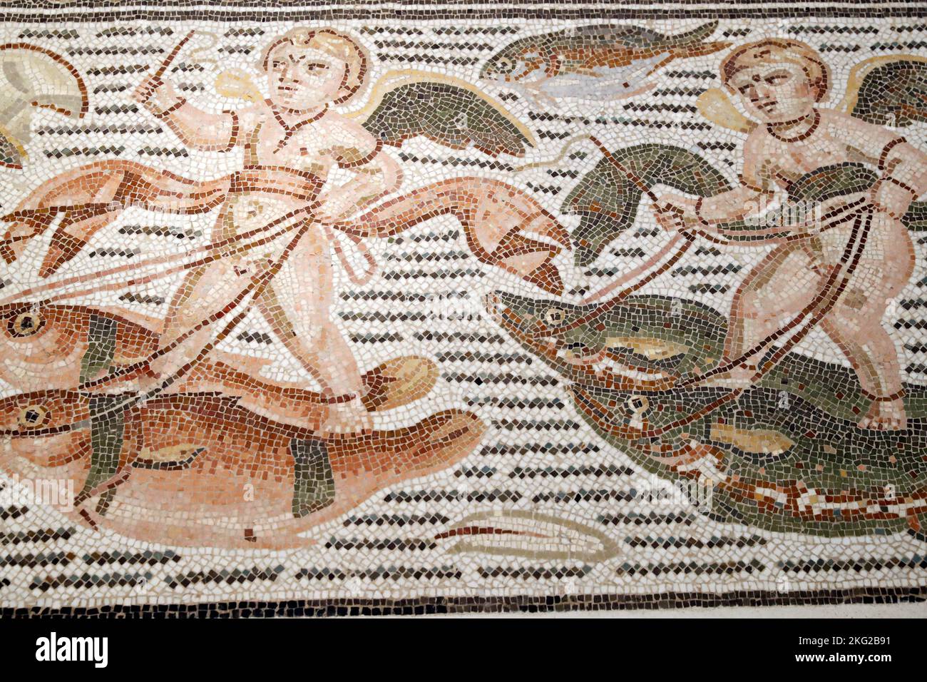 Louvre Abu Dhabi Kunst- und Zivilisationsmuseum. Prozession von cuîds auf Fischen reiten. Mosaik. Tubisia, Sousse, 300 325 CE. Vereinigte Arabische Emirate. Stockfoto