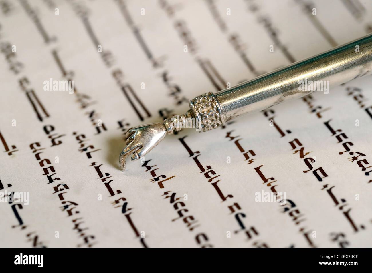 Nahaufnahme des traditionellen Torah-Buchs und des yad in der Synagoge. Tora-Lesung. Stockfoto