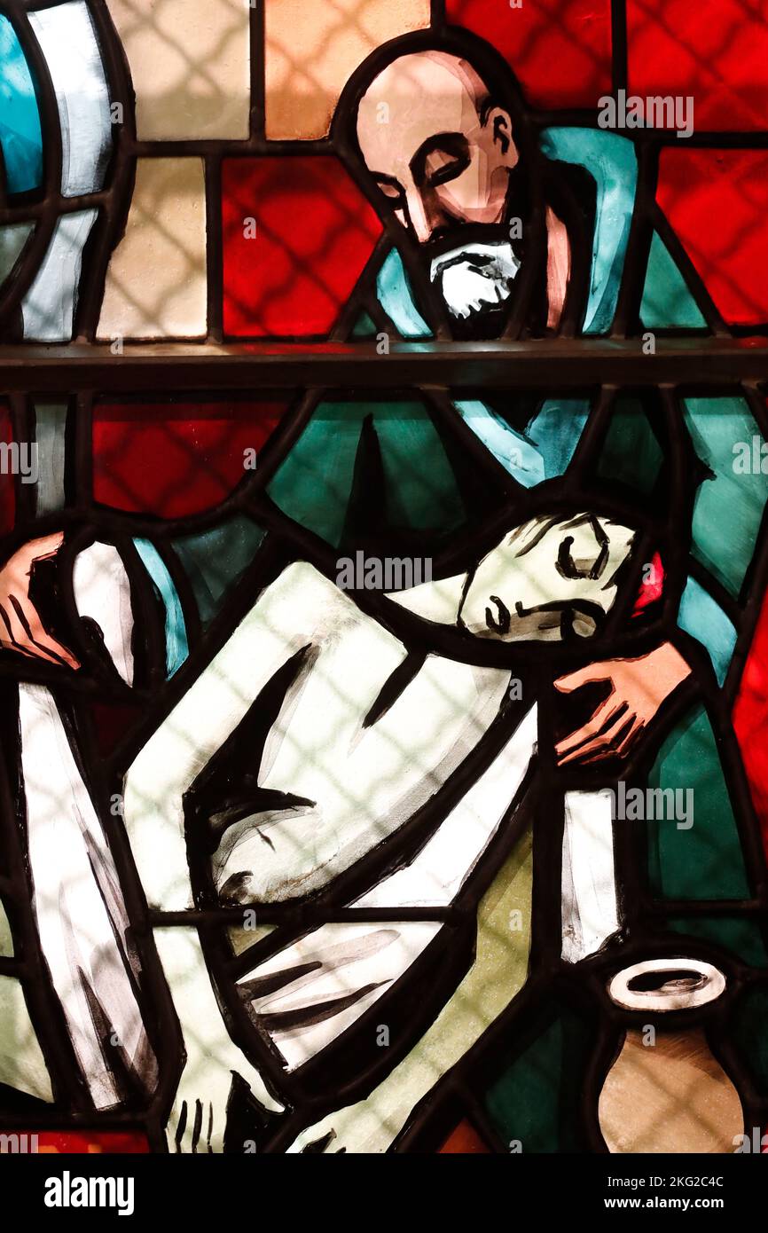 Kirche des heiligen Bernard-de-Menthon. Buntglasfenster. Der Barmherzige Samariter. Schweiz. Stockfoto