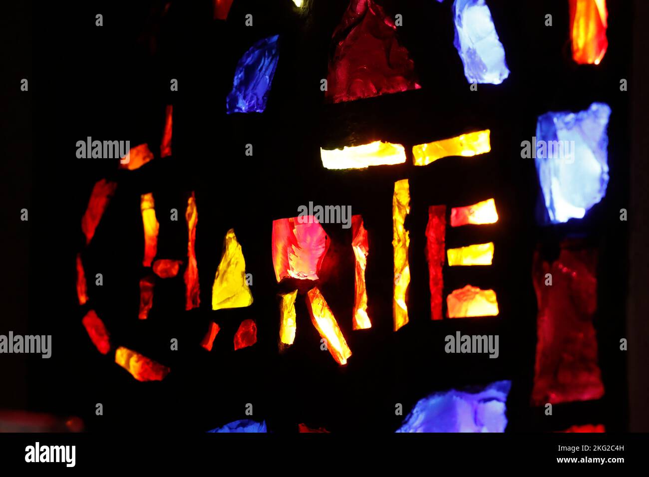 Kirche des heiligen Bernard-de-Menthon. Buntglasfenster. Eine der sieben Tugenden: Nächstenliebe. Schweiz. Stockfoto