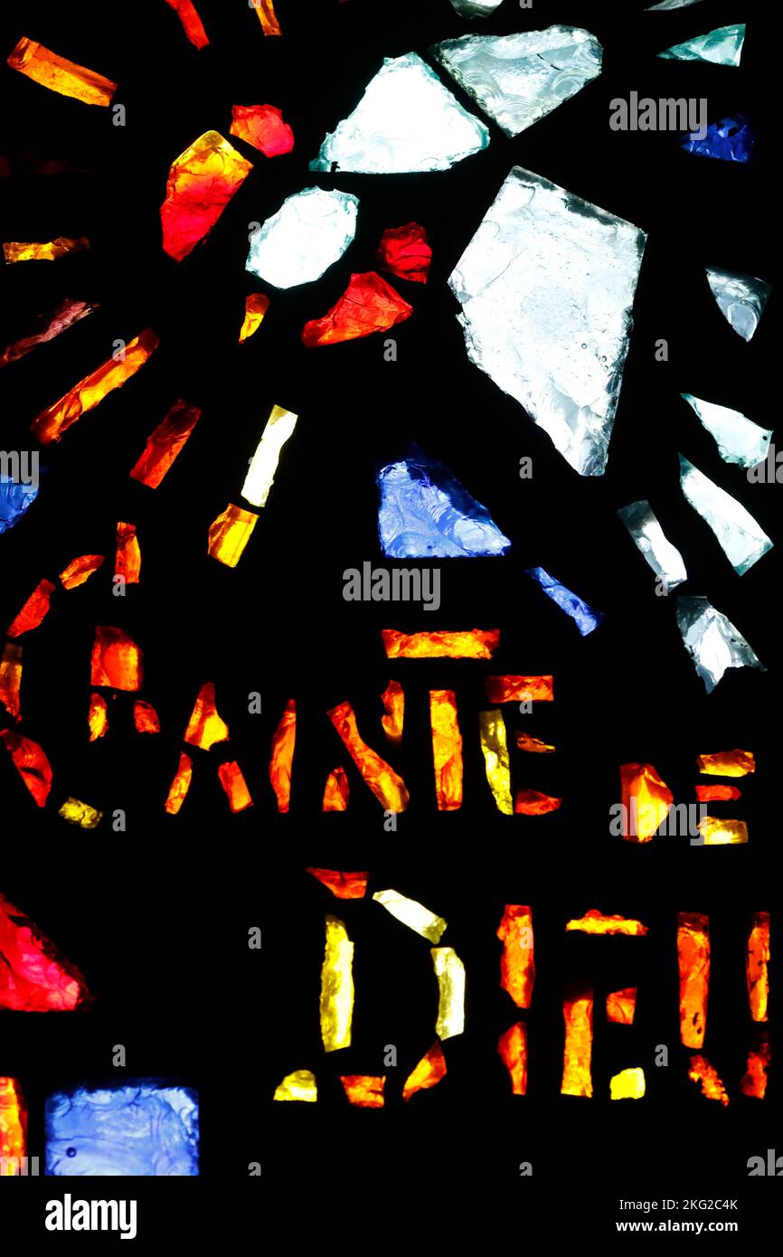 Kirche des heiligen Bernard-de-Menthon. Buntglasfenster. Eine der sieben Tugenden: Gottesfurcht. Schweiz. Stockfoto