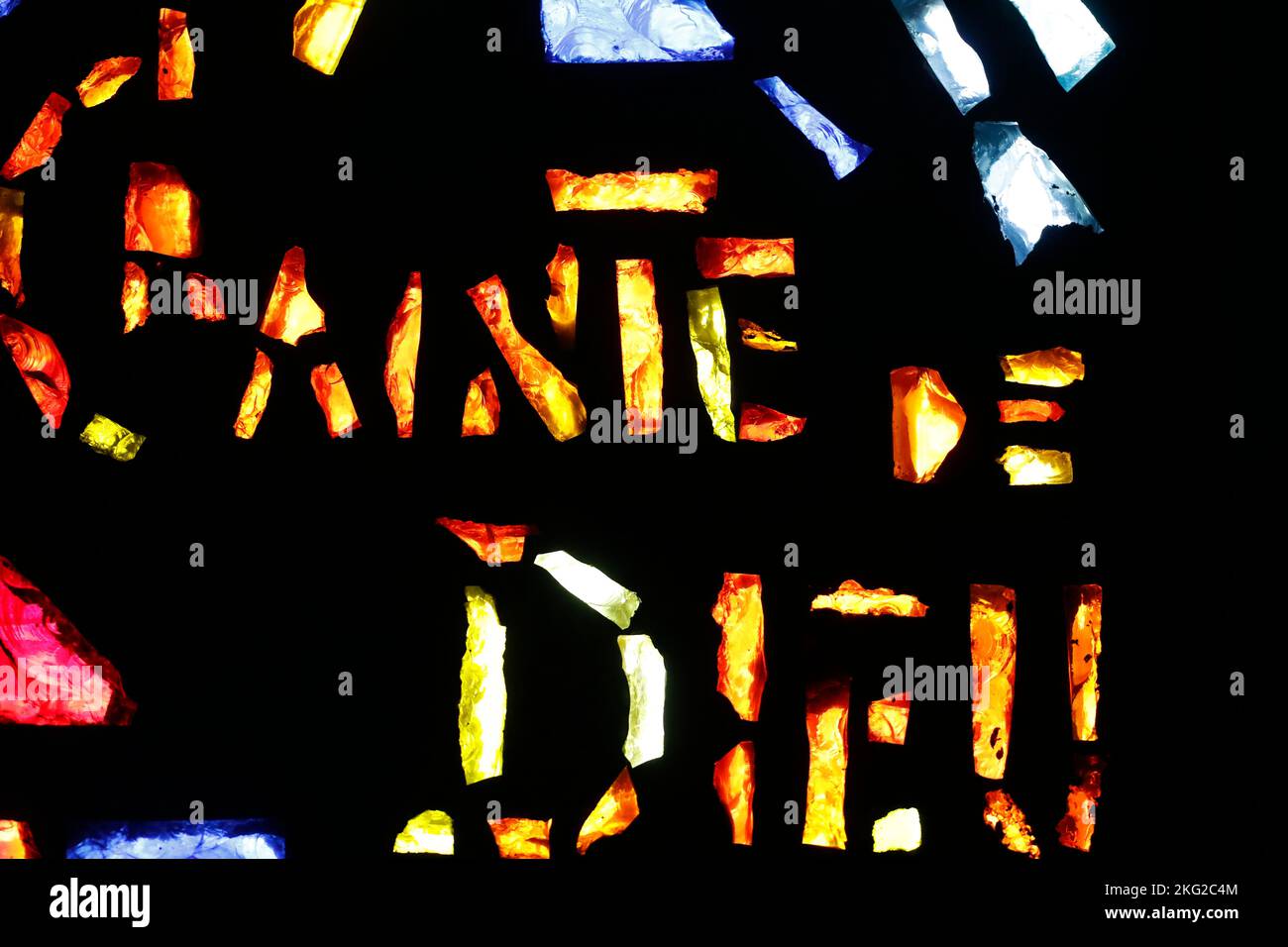 Kirche des heiligen Bernard-de-Menthon. Buntglasfenster. Eine der sieben Tugenden: Gottesfurcht. Schweiz. Stockfoto