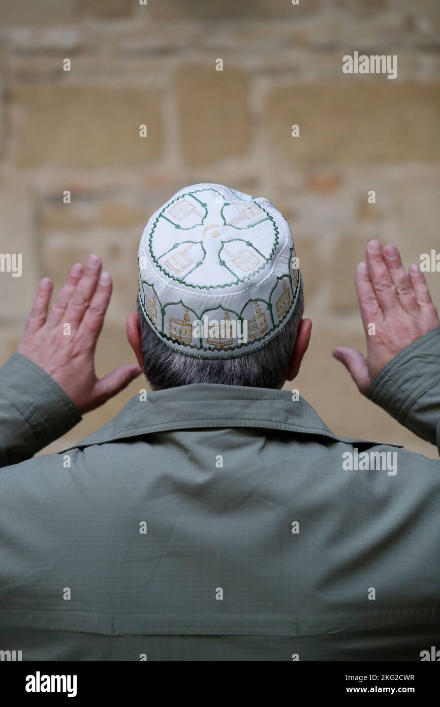 Rückansicht eines muslimischen Mannes, der mit einer kufi-Mütze auf dem Kopf betet. Spanien. Stockfoto