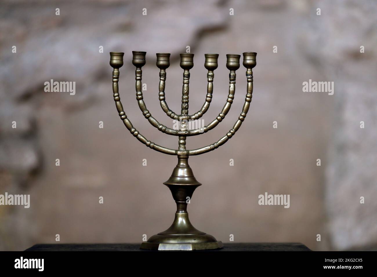 Menorah. Jüdisches Symbol. Dekorativer Innenraum der Synagoge von Cordoba. Spanien. Stockfoto