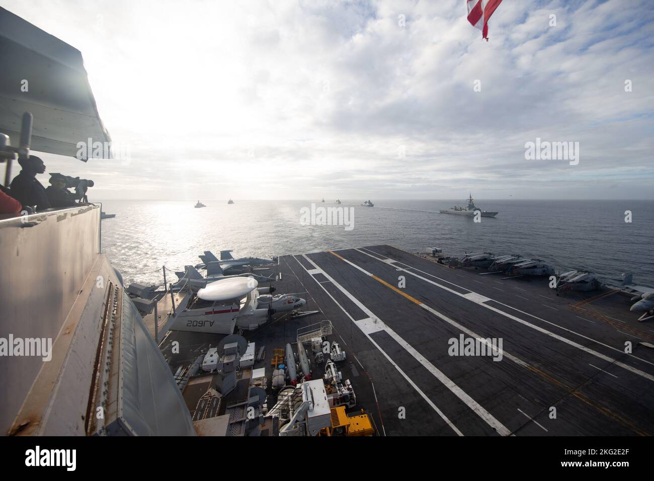 Der erste Flugzeugträger der Klasse USS Gerald R. Ford (CVN 78) dampft in Formation mit der spanischen Armada Fregatte Álvaro de Bazán (F 101), der dänischen Fregatte HDMS Peter Willemoes (F362), der niederländischen Fregatte HNLMS De Zeven Provincien (F 802), dem Lenkflugkörper-Zerstörer USS Ramage (DDG 61), der deutschen Fregatte FGS (F 221) Die niederländische Fregatte HNLMS Van Amstel (F 831) und der Lenkrakenkreuzer USS Normandy (CG 60) der Ticonderoga-Klasse, 25. Oktober 2022. Die Gerald R. Ford Carrier Strike Group (GRFCSG) wird im Atlantischen Ozean eingesetzt und führt Schulungen und Operationen zusammen mit den NATO-Alliierten und der PA durch Stockfoto