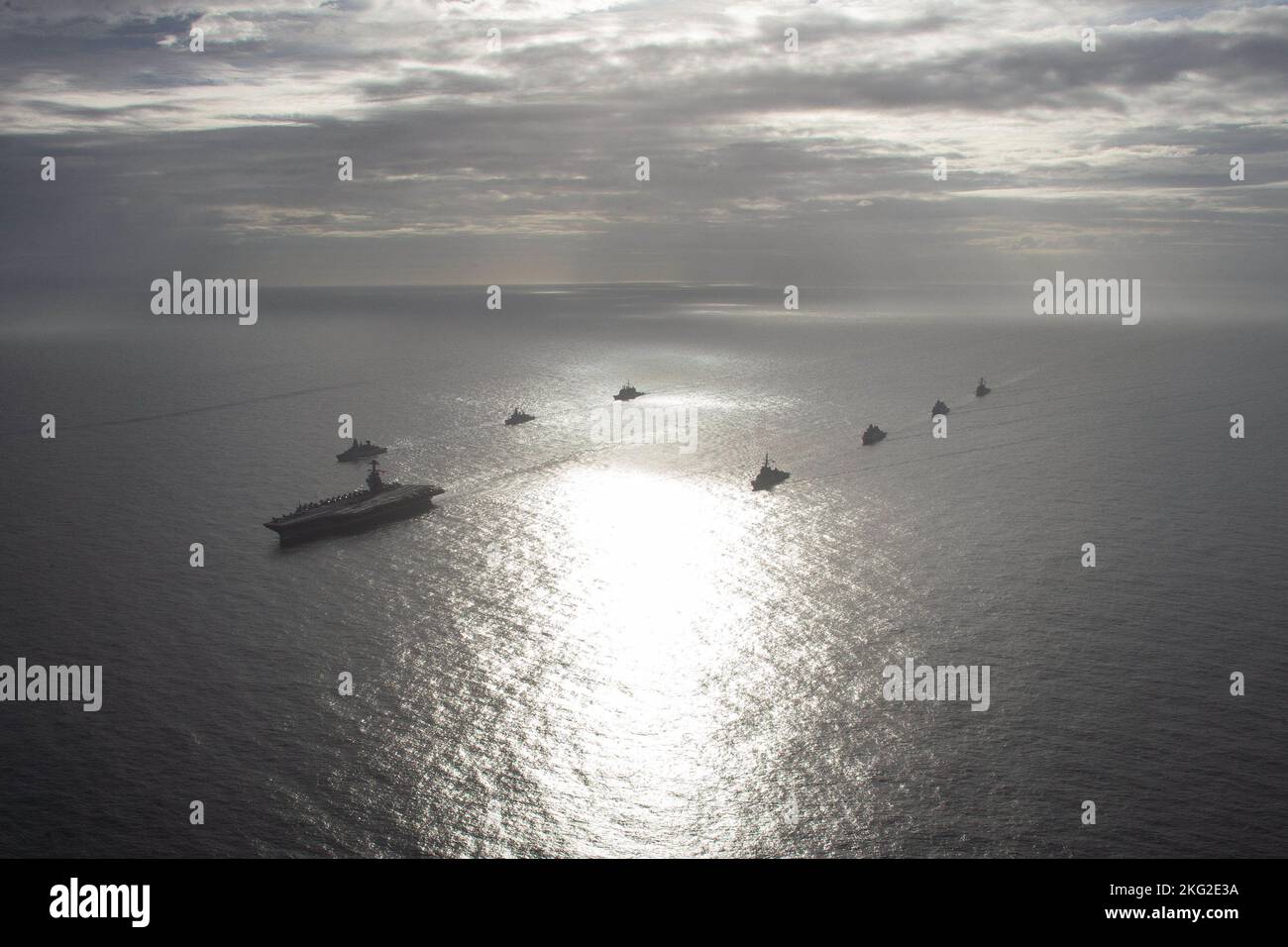 Der erstklassige Flugzeugträger USS Gerald R. Ford (CVN 78) dampft in Formation mit der spanischen Armada-Fregatte Álvaro de Bazán (F 101), der dänischen Fregatte HDMS Peter Willemoes (F 362), der niederländischen Fregatte HNLMS De Zeven Provincien (F 802), dem Lenkrakenzerstörer USS Ramage (DDG Hessen 61) und der deutschen Fregatte FGS (F 221), die niederländische Fregatte HNLMS Van Amstel (F 831) und der Lenkflugkörper-Kreuzer USS Normandy (CG 60) der Ticonderoga-Klasse, 25. Oktober 2022. Die Gerald R. Ford Carrier Strike Group (GRFCSG) wird im Atlantischen Ozean eingesetzt und führt Schulungen und Operationen zusammen mit den NATO-Alliierten und p Stockfoto