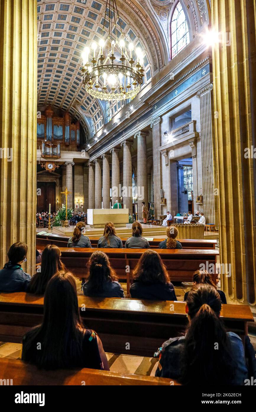 Sonntagsmesse in der katholischen Kirche Saint Philippe du Roule, Paris. Stockfoto