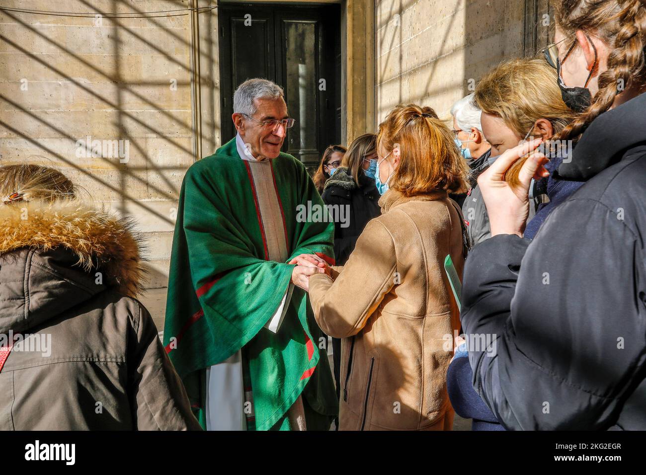 Katholischer Priester trifft Gemeindemitglieder nach der Messe in Paris, Frankreich Stockfoto