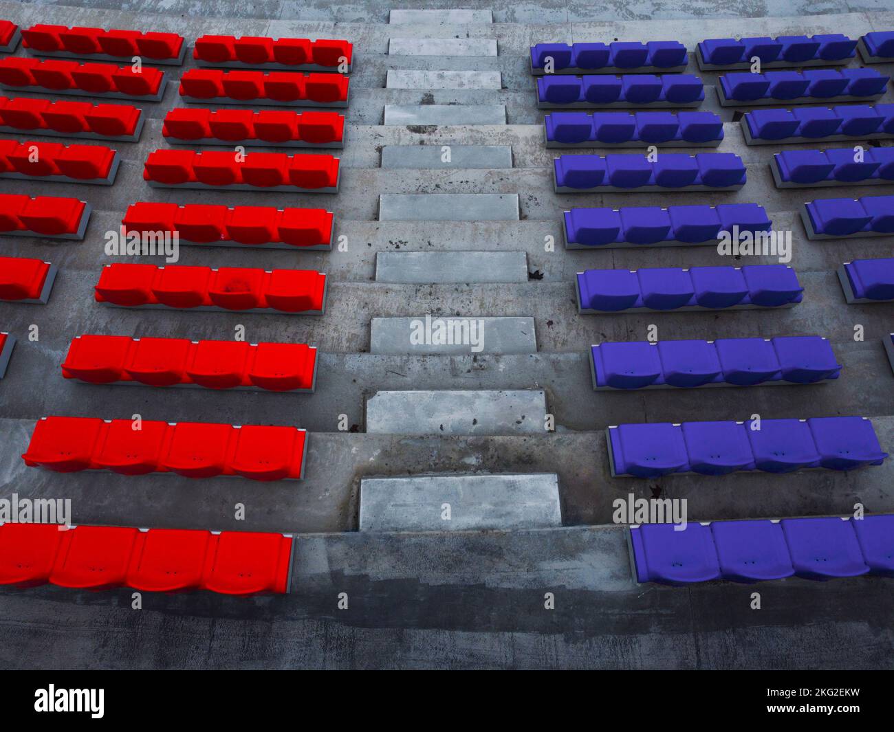Sitze eines Fußballstadions in verschiedenen Farben. Rot oder Blau. Stockfoto