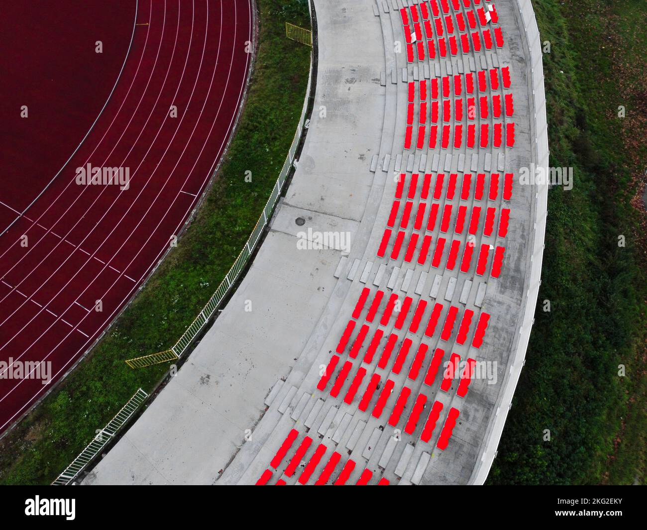 Draufsicht auf die Sitze eines Fußballstadions Stockfoto