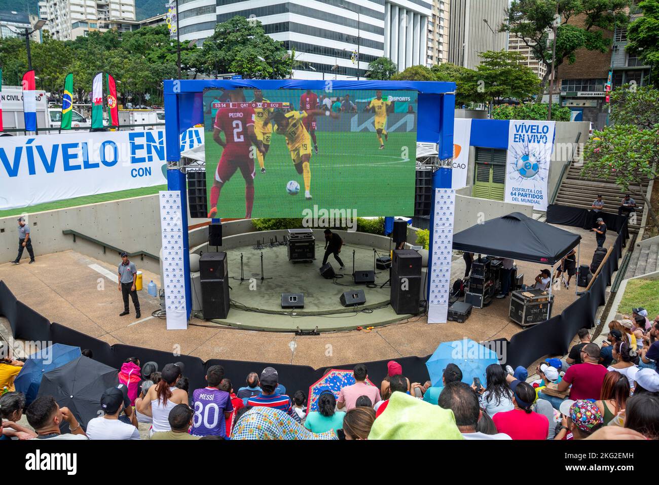 2022 Eröffnung der FIFA-Weltmeisterschaft in Caracas, Venezuela. Riesige Bildschirme wurden in verschiedenen Plätzen der Hauptstadt installiert, um den wo zu beobachten Stockfoto