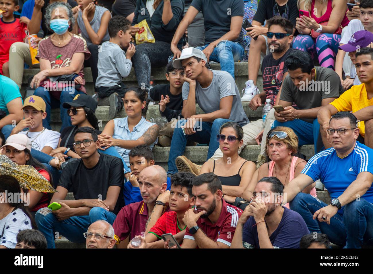 Fans sehen sich das erste Spiel der Eröffnungsfeier der FIFA-Weltmeisterschaft 2022 in Caracas, Venezuela, an. Riesige Bildschirme wurden in verschiedenen Quadraten von installiert Stockfoto