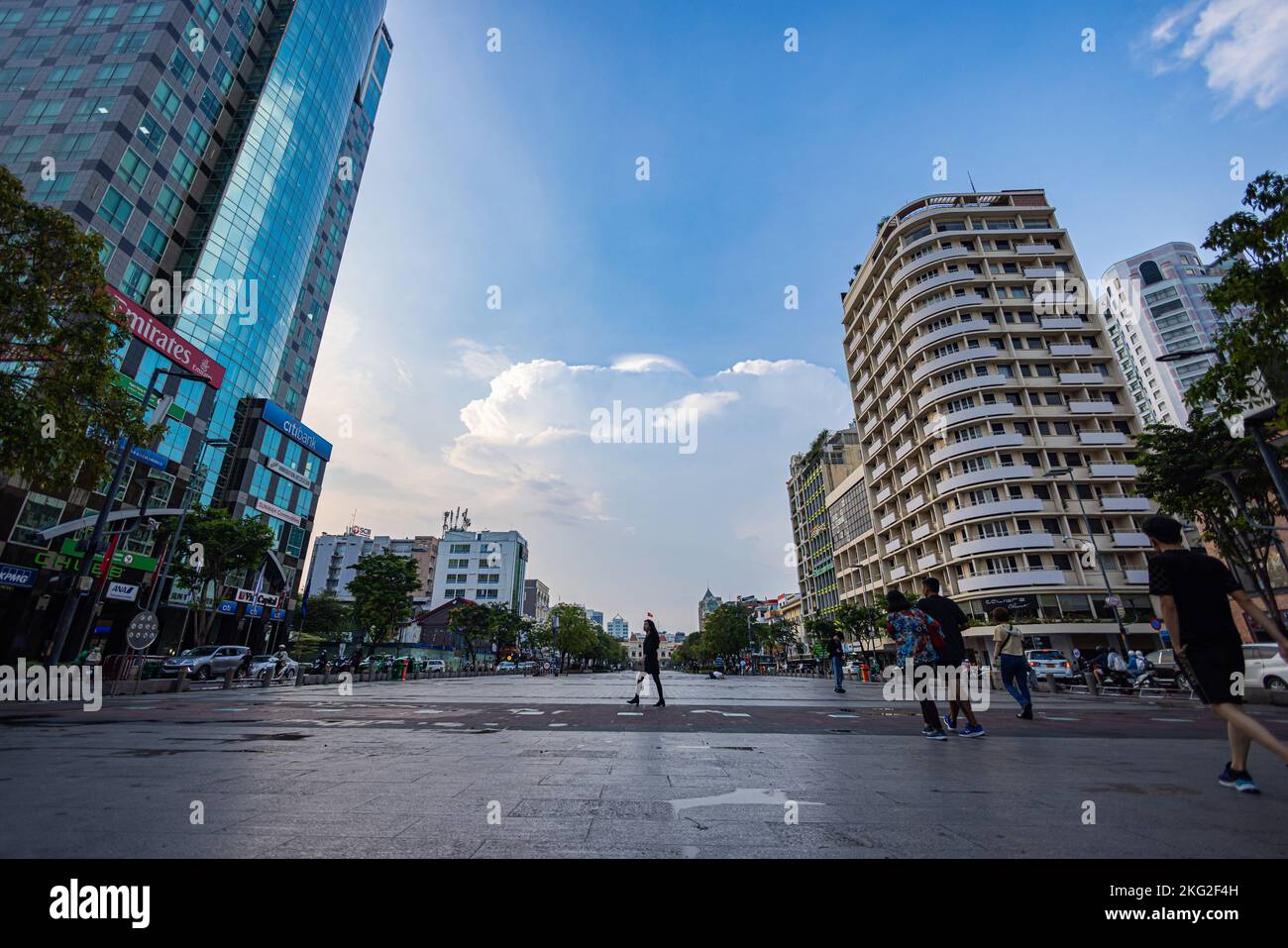 Ho-Chi-Minh-Stadt, Vietnam - 07. November 2022: Rathaus auf dem Nationalplatz in Saigon. Stadtbild der Indochina-Metropole. Menschen, die auf dem Th Stockfoto