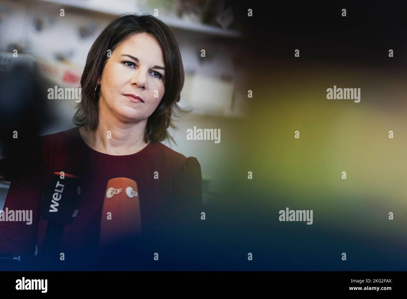 Paris, Frankreich. 21.. November 2022. Bundesaußenministerin Annalena Baerbock (Bündnis 90/die Grünen), anlässlich einer Pressekonferenz nach einem Gespräch mit Studenten zum "Tag der Entdeckung" der deutsch-französischen Jugendarbeit am College et Lycee public Montaigne in Paris, November 21. 2022. Staatssekretär Baerbock reist nach Paris, um an der Moldawien-Unterstützungskonferenz 3. teilzunehmen.Ä® Stockfoto