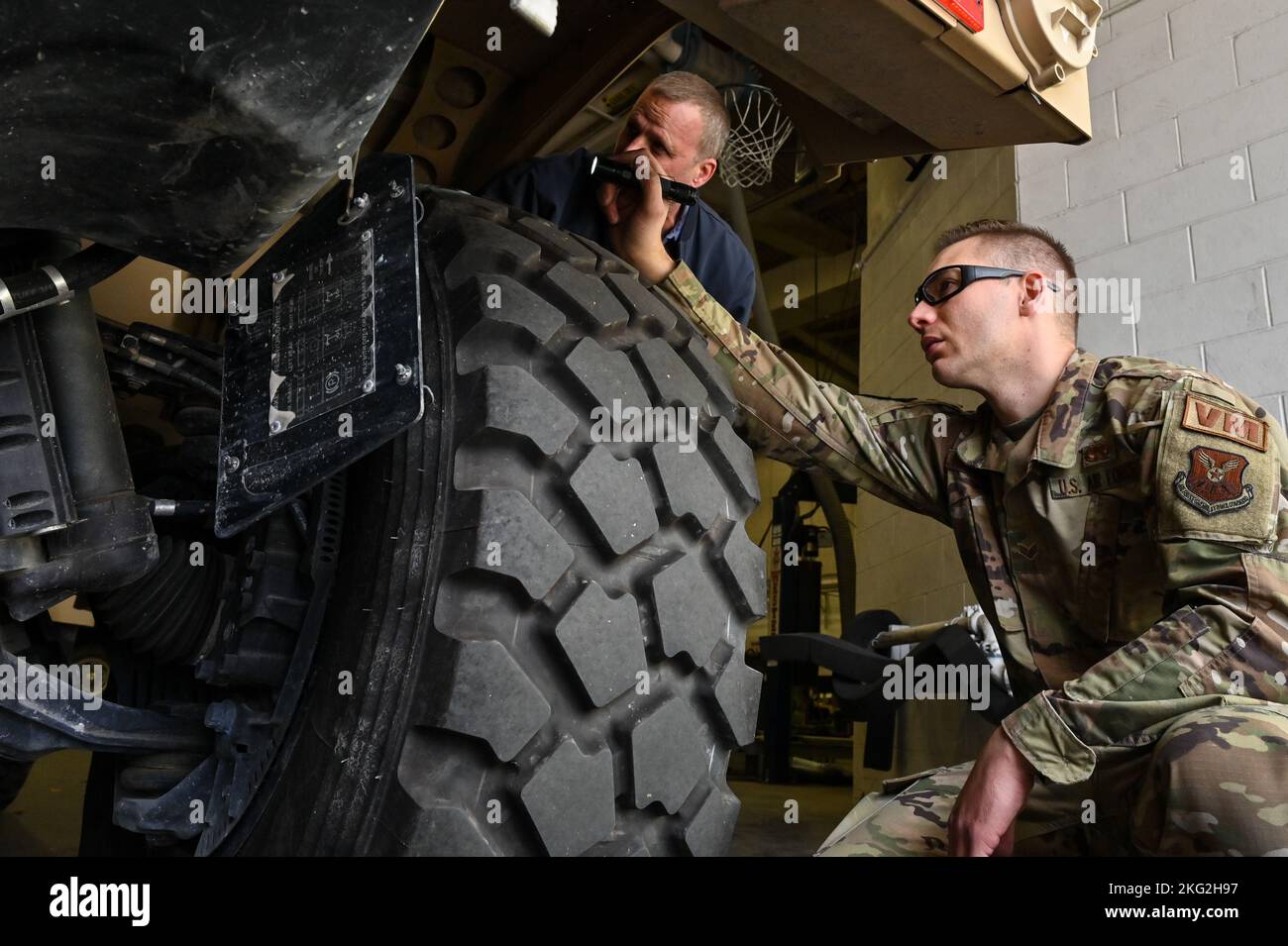 Mark Bramman, 90. Logistics Readiness Squadron Vehicle Maintenance Craftsman, zeigt Senior Airman Korey Sarantopoulos, 90 LRS Vehicle Maintenance Geselle, den Bremsbehälter für die unabhängige Federung im Rahmen einer Joint Light Tactical Vehicle Limited Technical Inspection bei F.E. Warren Air Force Base, Wyoming, 25. Oktober 2022. Der 90 LRS ist mit der Vorbereitung der nächsten Generation von Fahrzeugen der Sicherheitskräfte beauftragt, die zum Schutz des ICBM-Systems des 90.-Raketenflügels als Teil der Priorität der Modernisierung des Air Force Global Strike Command entsandt wurden. Stockfoto