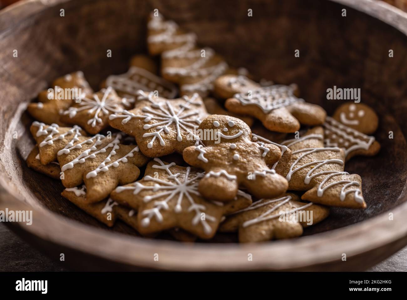 Weihnachten und Neujahr Lebkuchen in einer Holzschale. Stockfoto