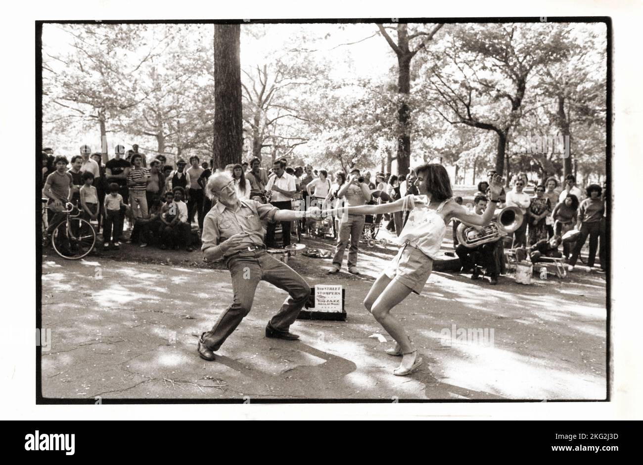 Ein Mann tanzt mit einer viel jüngeren Frau zu den Klängen der 9. Street Stompers Jazzband. Im Central Park in Manhattan um 1978. Stockfoto
