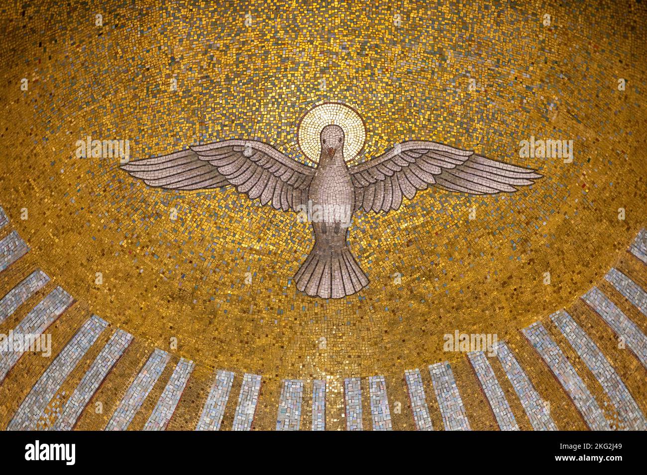 Symbol des Heiligen Geistes in der armenisch-katholischen Klosterkirche unserer Lieben Frau, Bzommar, Libanon Stockfoto